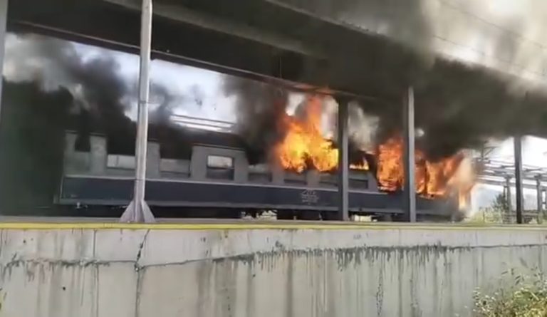 VIDEO: INCENDIU de PROPORȚII izbucnit în ultimul vagon. Cât de sigură e călătoria cu trenul în România?