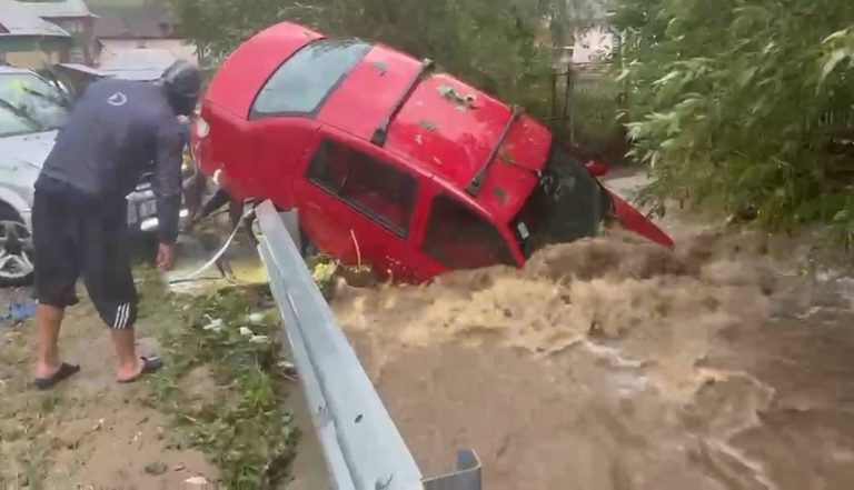 FOTO – Imagini DRAMATICE: viitura a coborât din munți și a LUAT MAȘINILE în Argeș și Vâlcea. Județul Sibiu a scăpat