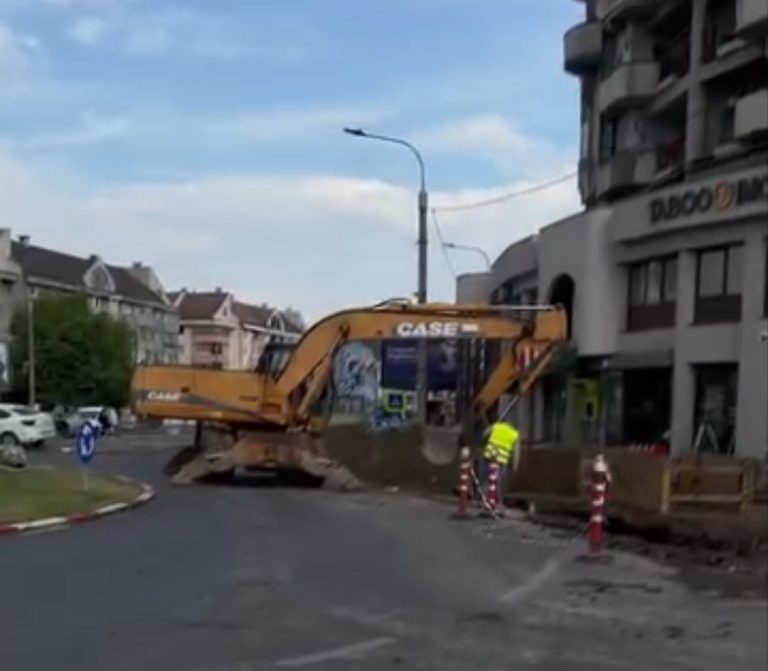 VIDEO: Sibienii, SCOȘI DIN MINȚI de lucrările din trafic! Sens giratoriu extrem de aglomerat, blocat la oră de vârf