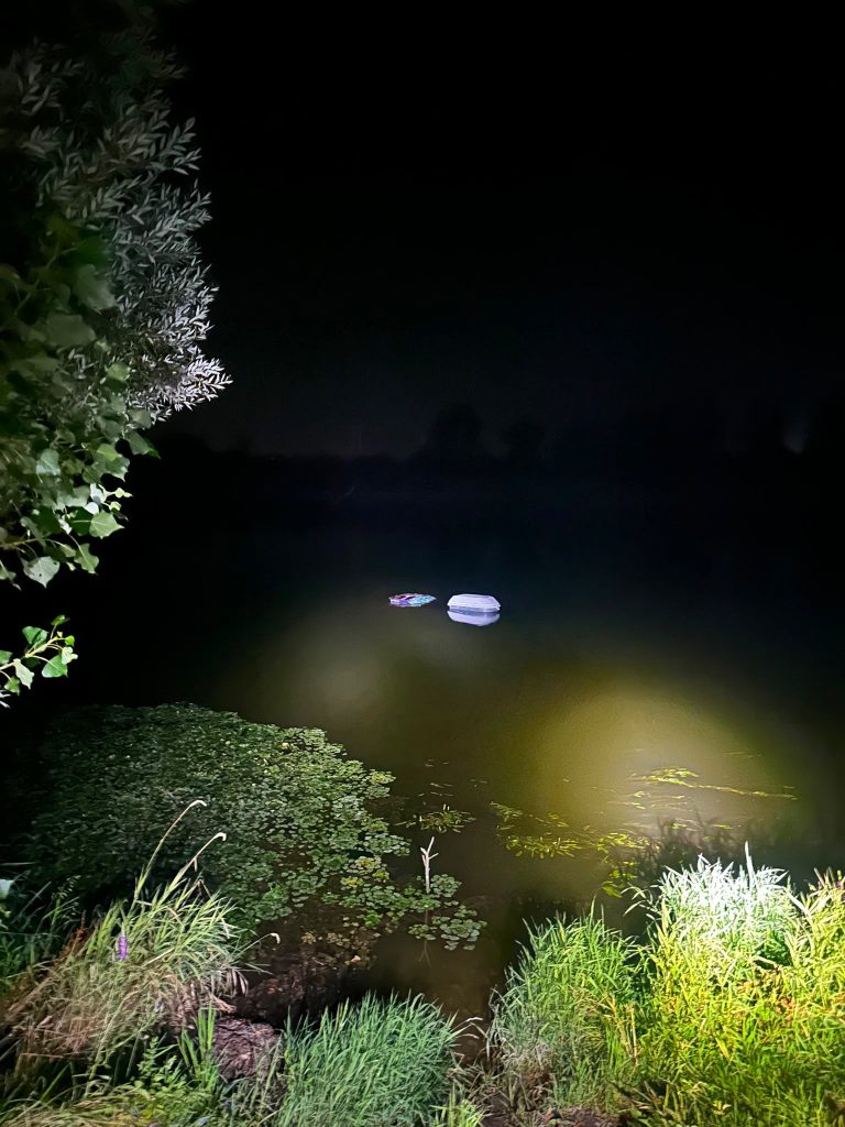 FOTO: O nouă șansă la viață. Un șofer de 70 de ani a ajuns cu mașina în râul Olt. Cum s-a SALVAT