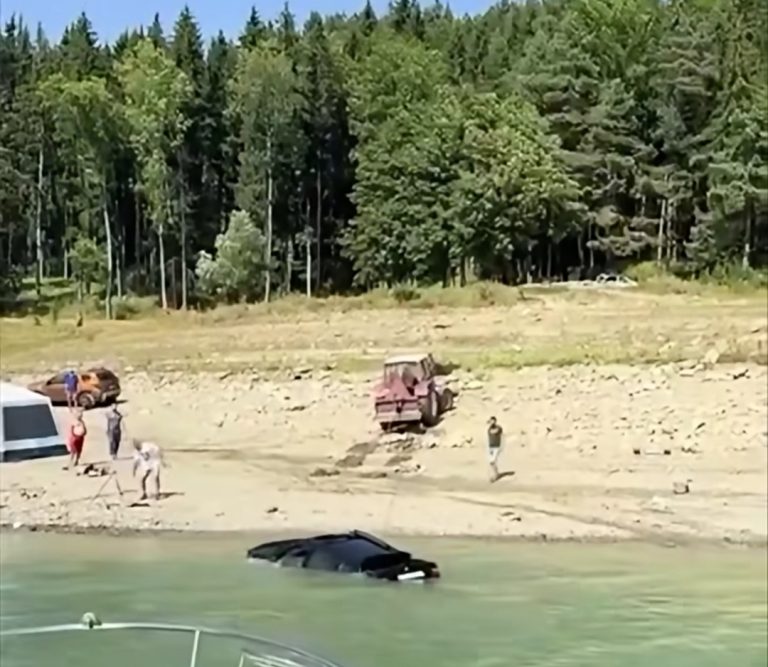 VIDEO: Și-a dus mașina la „spălat” într-un lac! Cum s-a încheiat aventura unui șofer