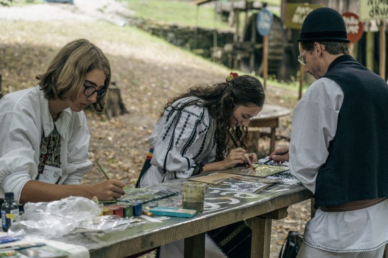 FOTO: Patrimoniul viu al României, la Sibiu: Peste 200 de elevi participă la Olimpiada „Meșteșuguri artistice tradiționale”