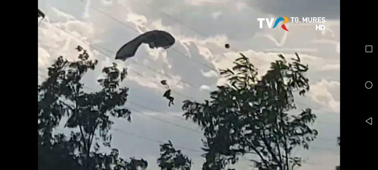 VIDEO – Incident ȘOCANT: Parașutist rămas agățat în firele de ÎNALTĂ TENSIUNE