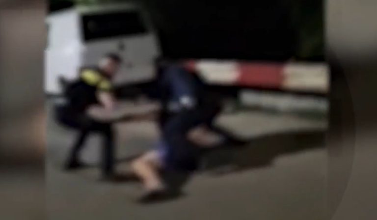 VIDEO: Polițiști luați LA BĂTAIE în timpul unei intervenții! Tată și fiu, ARESTAȚI PREVENTIV