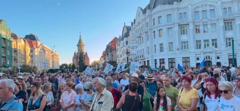 VIDEO/FOTO: Timișoara FIERBE! Piața Victoriei, plină de susținătorii lui Dominic Fritz