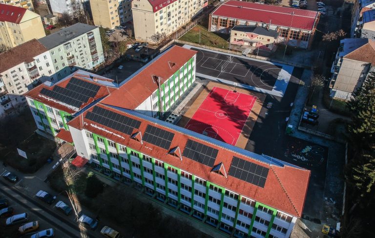 Sala de sport veche de 15 ani, schimbată din temelii la Liceul „Constantin Noica”