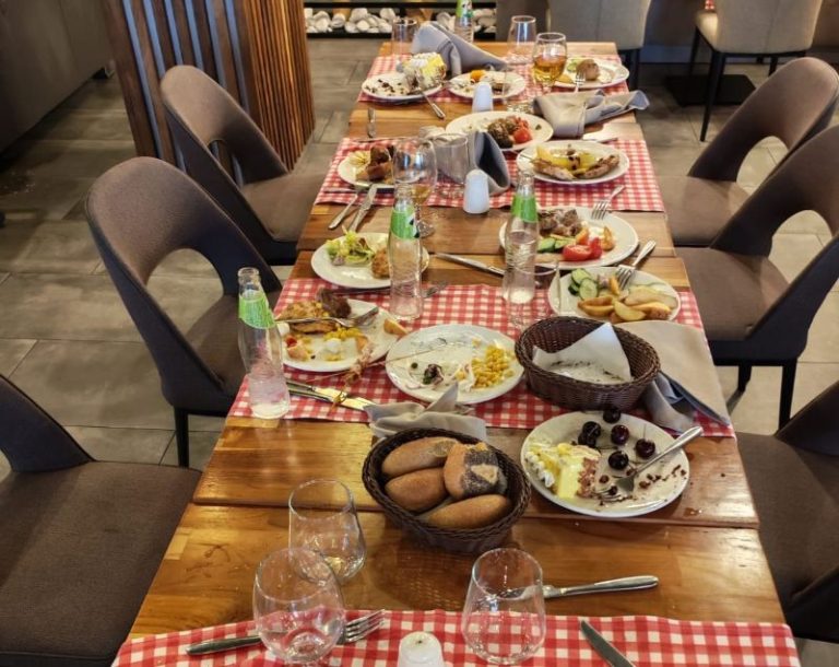 Români la all inclusive în Bulgaria: Ceafă lată și danturi acoperite de mâncare. Cruciuliță regulamentară la gât și un lanț galben din acela de ținut dulăul