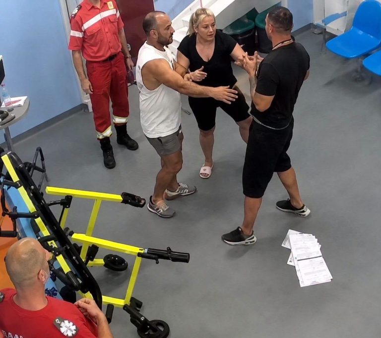 VIDEO/FOTO: Imagini șocante la spital: un pacient beat a DISTRUS sala de urgențe și a AMENINȚAT medicii
