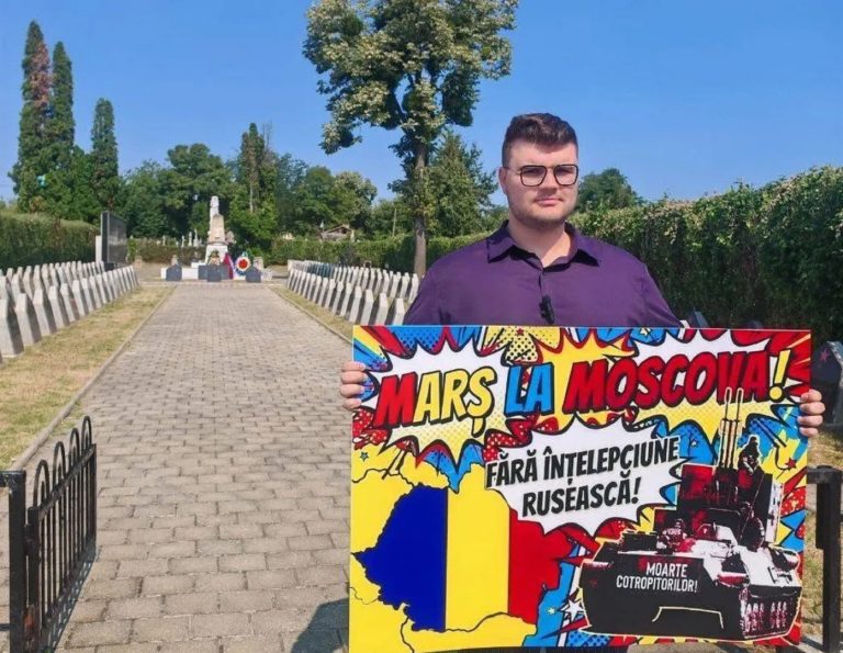 VIDEO: „Marș la Moscova!” Mesajul afișat de un tânăr în fața ambasadorului Rusiei în România