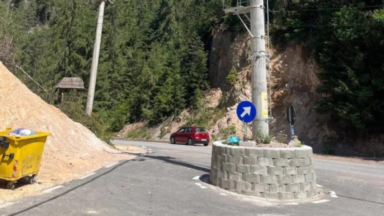 FOTO: Au „mutat” șoseaua în jurul stâlpului și au făcut un sens giratoriu. Vecinii din Alba au ajuns „vedete”