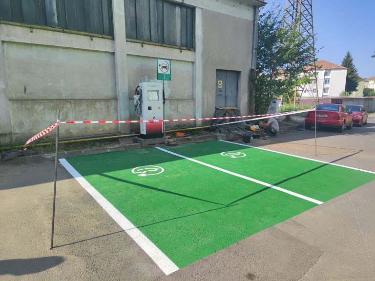 FOTO/VIDEO: Orașul se schimbă sub ochii medieșenilor: stațiile pentru mașini electrice, aproape de final