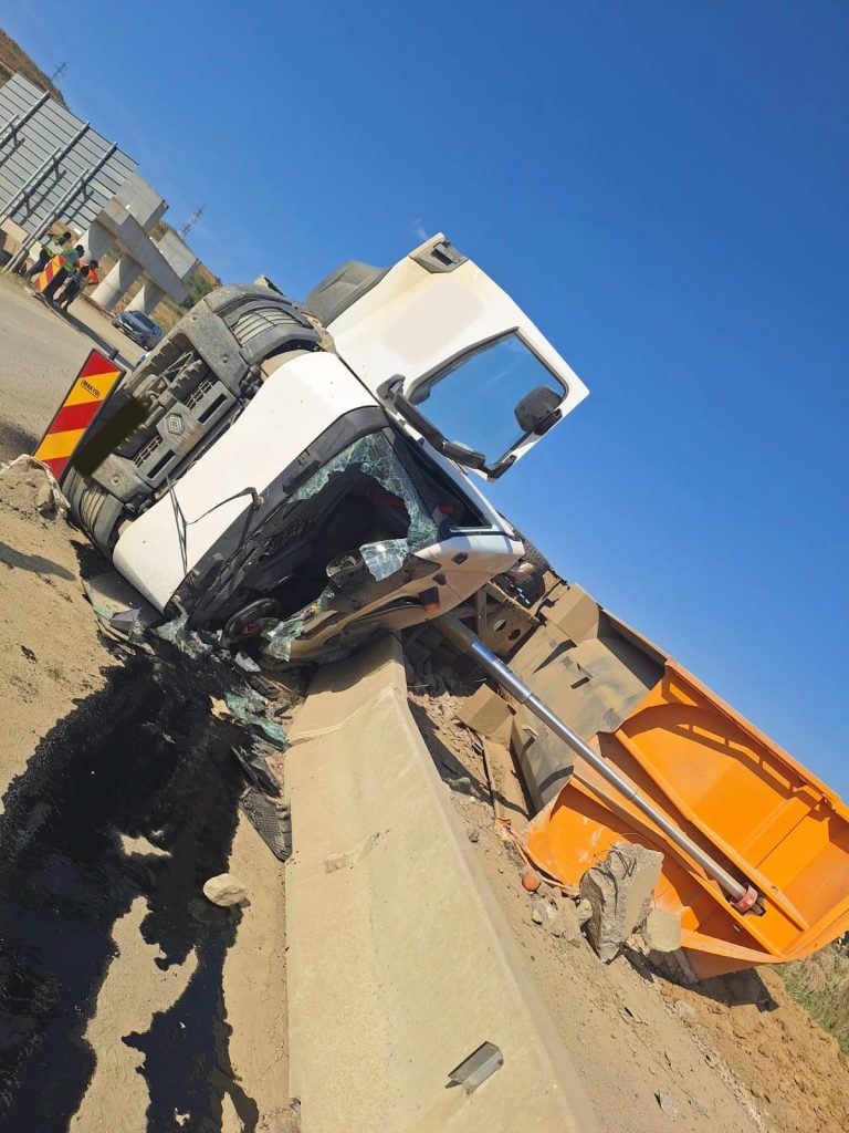 FOTO: Un autocamion încărcat cu pământ s-a RĂSTURNAT