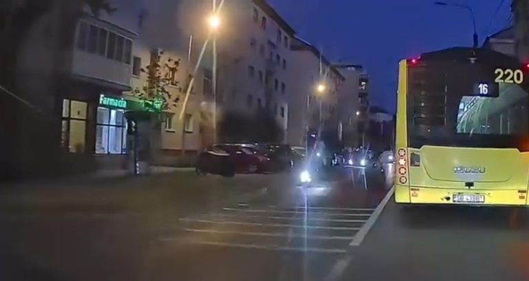 VIDEO – Gest ȘOCANT în Sibiu: Un tânăr pe trotinetă lovește un autobuz cu piciorul