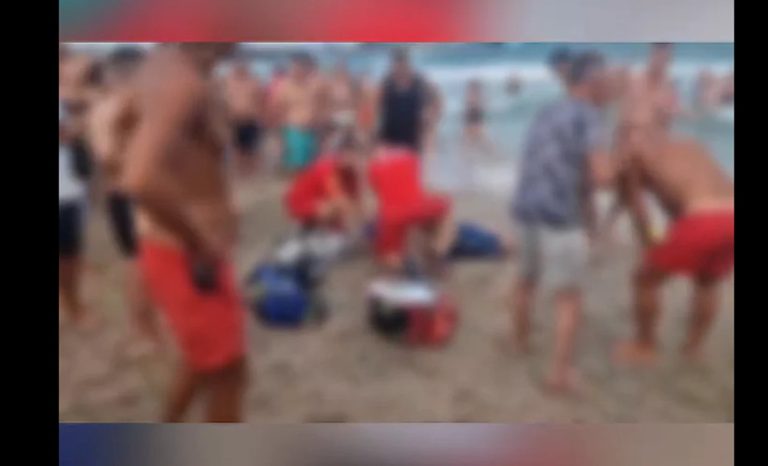 VIDEO DRAMATIC – Un turist a sfidat marea: Salvamarii l-au scos de trei ori din apă. La a patra intrare S-A ÎNECAT
