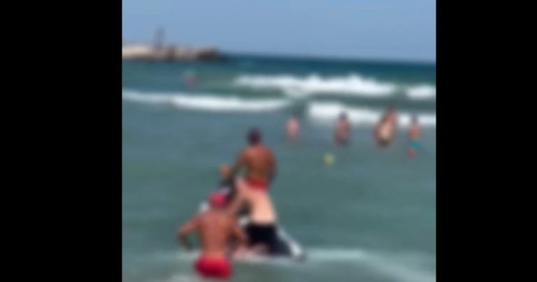 VIDEO/FOTO: TUPEUL turistului român: A fost scos din valuri, dar s-a întors în mare și a ajuns din nou în PERICOL