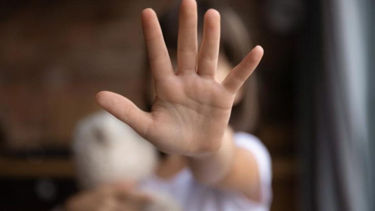 ALARMĂ în Colonia Tălmaciu: Copii urmăriți cu biciul, amenințați și înjurați. Localnicii cer intervenția urgentă a autorităților
