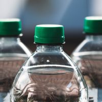 Apa îmbuteliată s-a scumpit cu aproape 50% în România. De ce o sticlă mai scumpă nu înseamnă neapărat apă mai bună