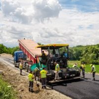 Începe asfaltarea pe DJ 106G, între Apoldu de Jos și Ludoș: 6 kilometri intră în lucrări