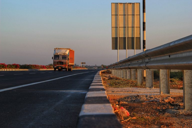Canicula impune restricții de circulație pentru camioanele de peste 7,5 tone. Iată unde se aplică interdicțiile