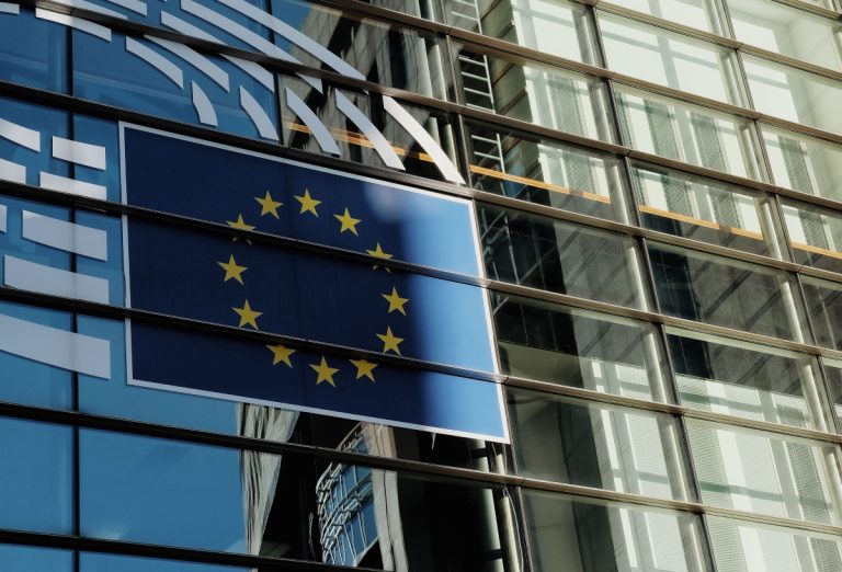 Comisia Europeană respinge forma actuală a legii salarizării. România riscă să piardă 770 de milioane de euro