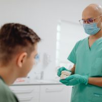 Sănătatea orală ar putea deveni materie în licee. CMSR cere Ministerului Educației introducerea educației dentare în curriculum