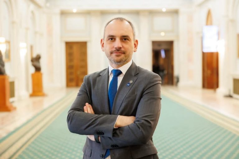 Firmele scapă de TVA-ul impus retroactiv de ANAF. Legea inițiată de deputatul sibian Adrian Echert a fost promulgată