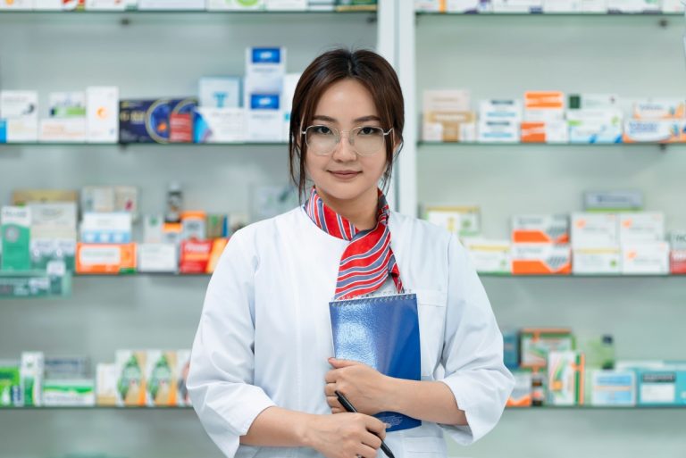 România pierde un farmacist la 18 ore, iar criza de personal se adâncește: aproape 1.500 de specialiști au dispărut, în trei ani – La Facultatea de Farmacie din Sibiu au fost 0,5 candidați pe un loc