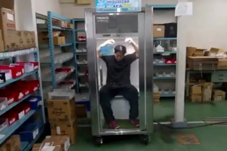 VIDEO- Frigiderul pentru... oameni: Japonezii au inventat cabina care răcește rapid angajații - temperatura poate ajunge până la 5 grade Celsius
