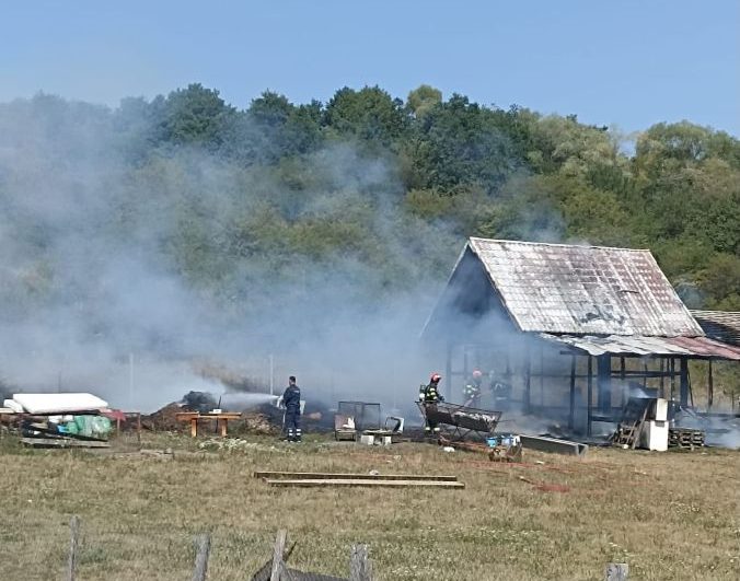 O fermă din Cisnădie a luat foc
