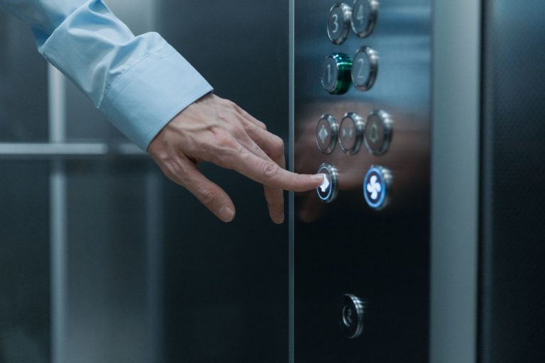 Programul „Lift pentru viață” intră în vigoare astăzi: cine poate primi finanțare pentru blocurile fără lift