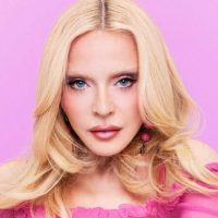 Madonna își sărbătorește aviversarea a 68 de ani în Grecia. A mers cu elicopterul la Meteora, pentru o întâlnire cu un stareț