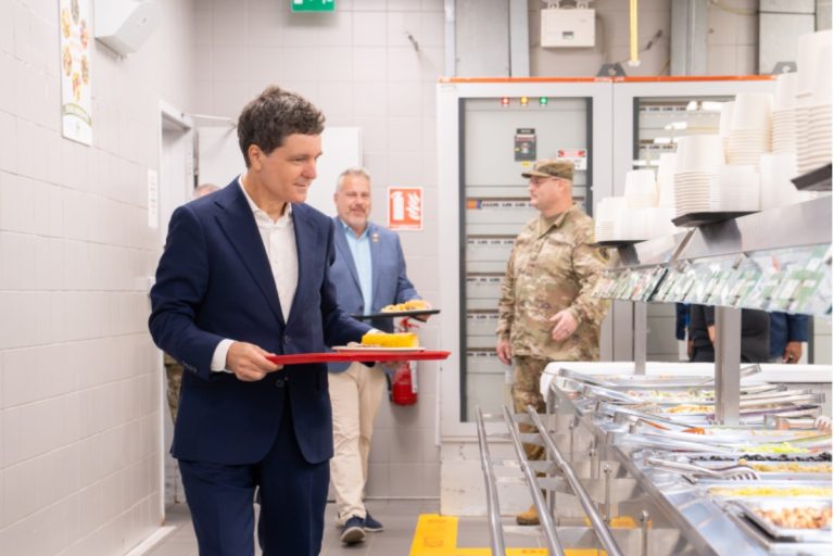 Nicușor Dan a luat masa la popotă, cu militarii americani de la Mihail Kogălniceanu: „România este pregătită să își asume o parte mai mare din propria apărare”