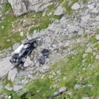 VIDEO: Mașină scăpată de sub control pe Transfăgărășan: șoferul a coborât pentru o fotografie, iar autoturismul s-a rostogolit în râpă