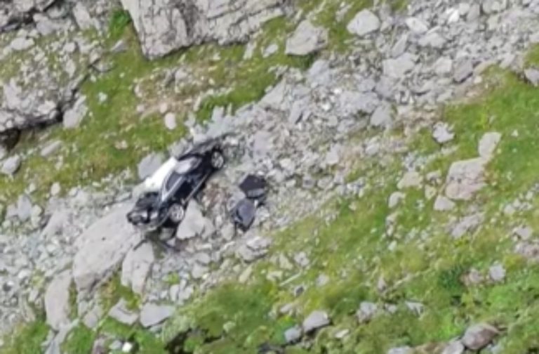 VIDEO: Mașină scăpată de sub control pe Transfăgărășan: șoferul a coborât pentru o fotografie, iar autoturismul s-a rostogolit în râpă
