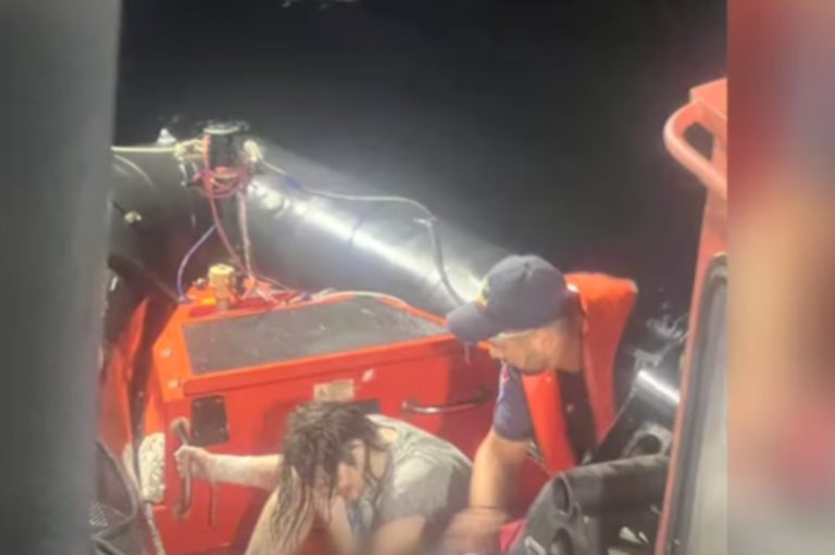 Navă comercială scufundată în Marea Neagră, lângă Sfântu Gheorghe. 12 persoane au fost salvate. Nicușor Dan: „Nava a fost lovită”