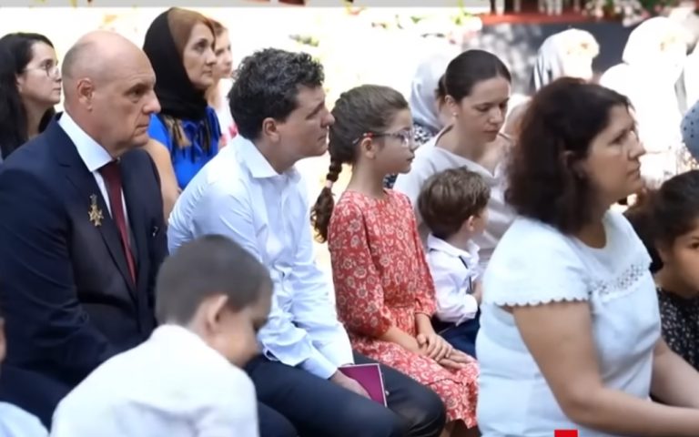 Nicușor Dan, de Sfânta Maria, la Mănăstirea Dejani. Președintele s-a întâlnit cu credincioșii