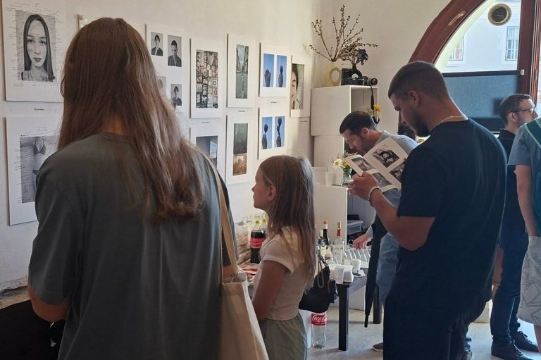 La Sibiu, tineri din România și Germania și-au transformat experiențele într-un manifest vizual al Generației Z: „Photographic Dialogues”