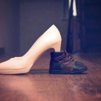 De ce încalță copiii pantofii părinților? Psihologul explică ce înseamnă acest gest