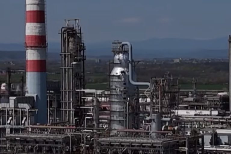 Lukoil ia în calcul insolvența Petrotel. Notă internă: procedura ar proteja rafinăria și ar permite relansarea activității