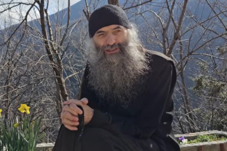 Părintele Pimen Vlad, de la Muntele Athos, mesaj ferm despre horoscop și superstiții: „Creștinul caută voia lui Hristos, nu norocul”