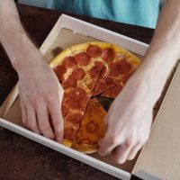 Noile reguli UE pentru ambalajele alimentare se aplică, de astăzi, și în România: limite stricte pentru PFAS