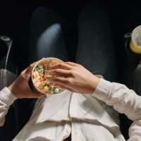 De ce este atât de scump popcornul la cinema? Adevăratul motiv pentru care cinematografele câștigă milioane din floricele