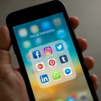 Brandurile și-au schimbat strategia și nu mai mizează pe marii influenceri: poți câștiga bani pe TikTok și Instagram, chiar și cu 500 de urmăritori