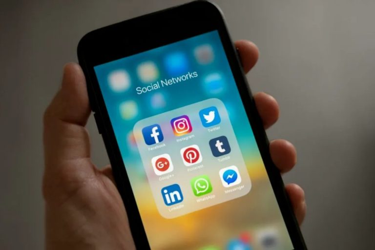Brandurile și-au schimbat strategia și nu mai mizează pe marii influenceri: poți câștiga bani pe TikTok și Instagram, chiar și cu 500 de urmăritori