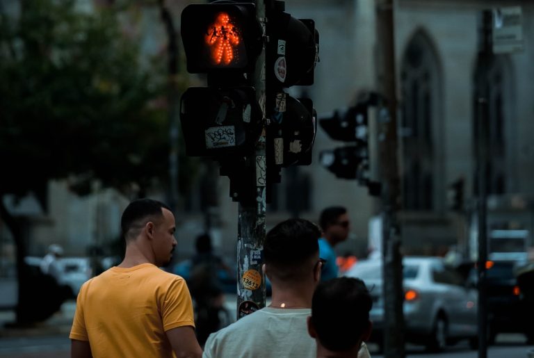 Butoanele de la semafor chiar funcționează? Adevărul despre trecerile de pietoni, pe care puțini îl cunosc