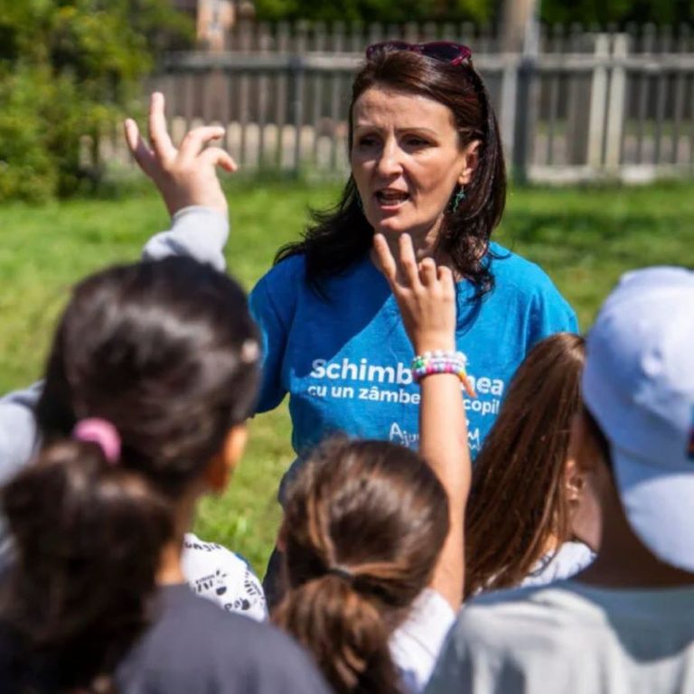 Ajungem MARI caută 40 de voluntari care să fie modele pentru copiii instituționalizați din Sibiu