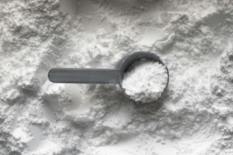Creatina monohidrată înainte sau după antrenament: doza zilnică bate cronometrul