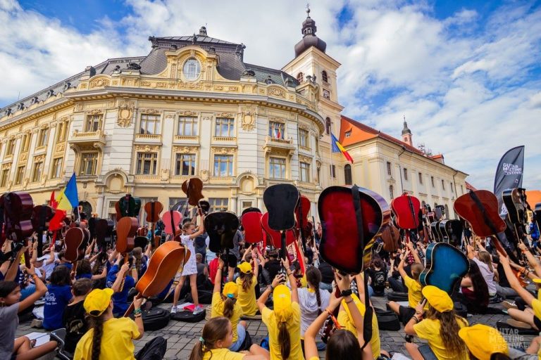 Chitariști din peste 60 de orașe au adunat la Sibiu peste 1200 de participanți, pentru cel mai mare concert Manifest organizat până acum