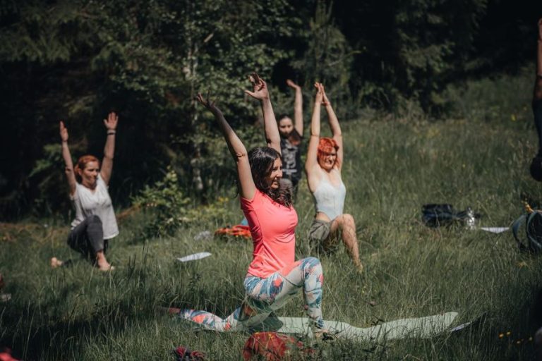 Doar pentru femei: drumeție și yoga pe munte