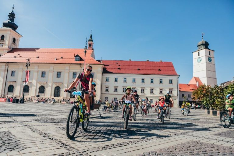 Turul Școlilor pe Bicicletă. Traseu de 10 km, cu oprire la școlile din fiecare zonă